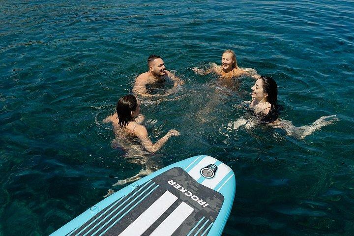 アテネからプライベートボートでケアとキトノスを探検