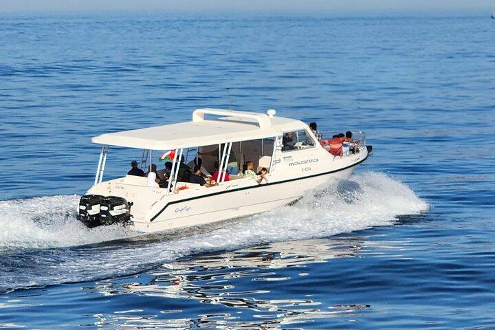 サンセットとマスカット海岸の景色とスピードボートアドベンチャー