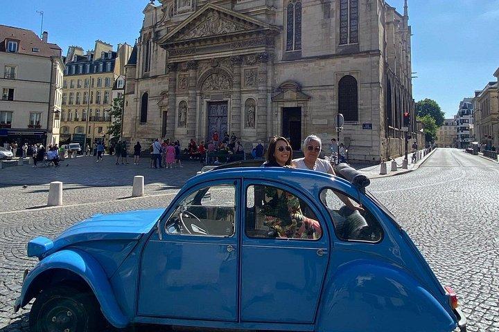 クラシックなフランス製ヴィンテージカーに乗ってパリをスタイリッシュに発見！