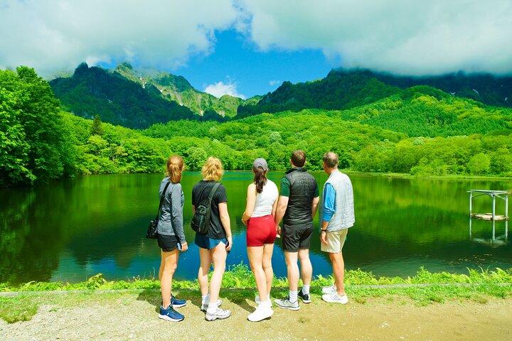 戸隠： 聖なる森とそばの伝統を歩く穏やかなひととき