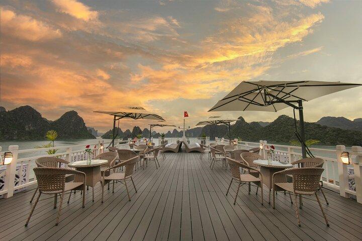 Excursión de 2 días en crucero por la bahía de Halong : Comidas, kayak, cuevas, autobús limusina