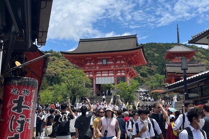 Tour privado personalizado de Kiyomizu e Yasaka – por jovens guias locais