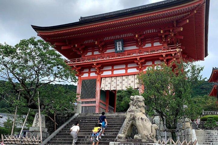 Tour privado personalizado de Kiyomizu e Yasaka – por jovens guias locais