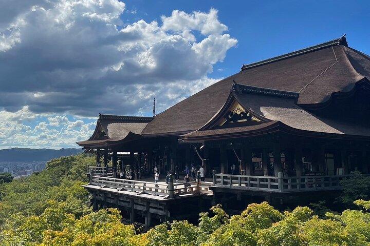 Tour privado personalizado de Kiyomizu e Yasaka – por jovens guias locais