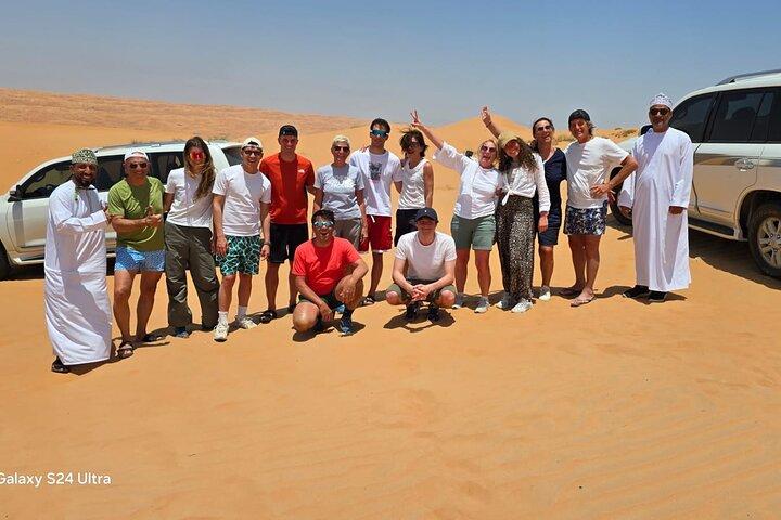 Tour naar Wadi Bani Khalid & Wahiba Sand Desert met zonsondergang