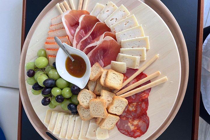 港： 地元産ワイン、軽食、6つの橋を巡るプライベートヨットクルーズ
