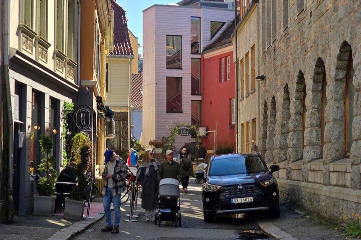 Bergen mit einem Einheimischen. Kultur, Bergblick und Stabkirche