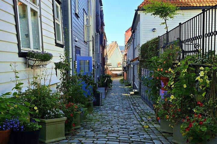 Bergen mit einem Einheimischen. Kultur, Bergblick und Stabkirche