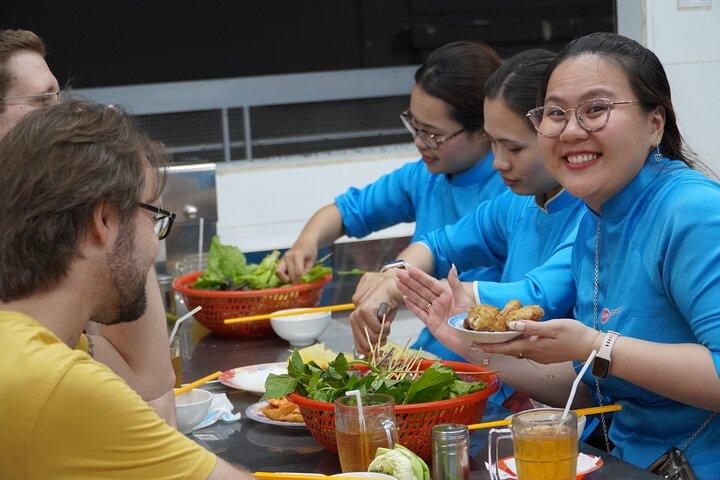 Saigon Michelin Food Tour em scooter com cavaleira | KissTour