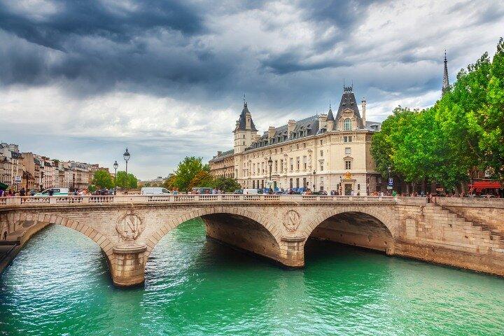 Iconica Parigi a piedi Un tour autoguidato