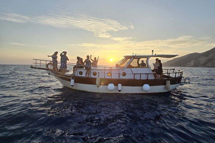 Tour di Apericena al Tramonto e Cena In Barca