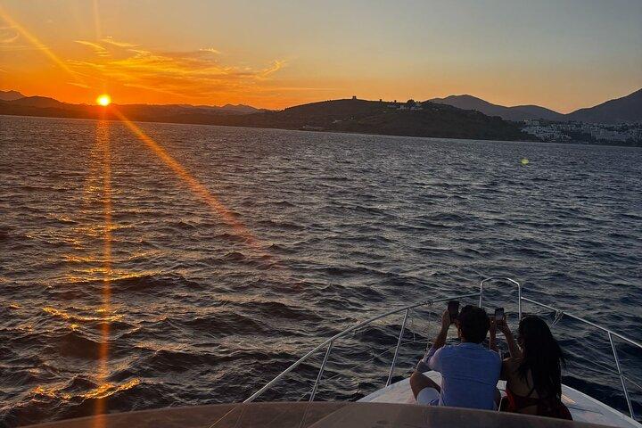 Tour privato al tramonto in yacht con cena a Bodrum
