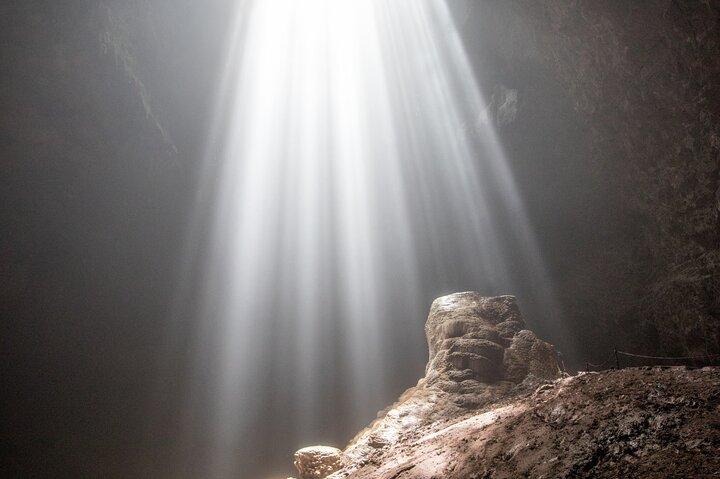 Cueva Jomblang y templo Prambanan con guía multilingüe