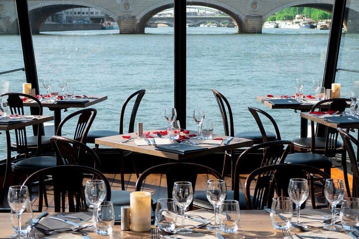 Paris 3-Courses Gourmet Dinner Seine River Cruise with Champagne