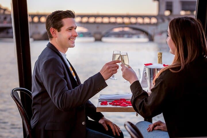 Paris Seine River Dinner Cruise with Champagne and Window Seating
