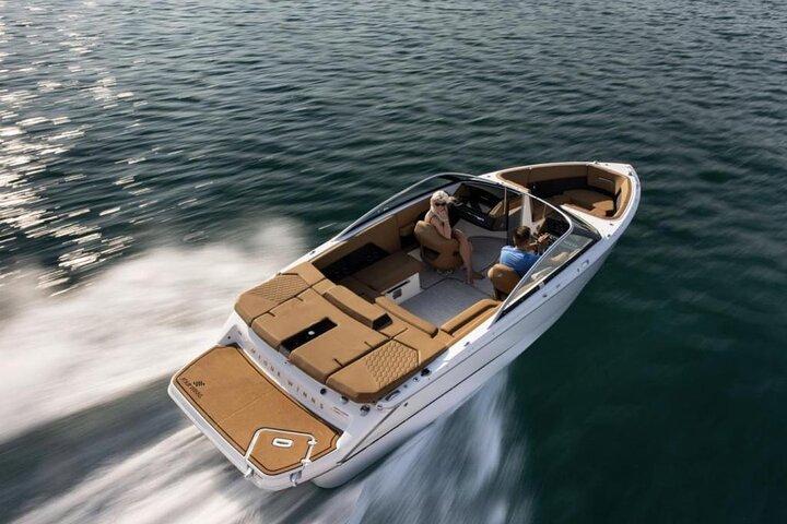 2 horas con lancha motora Bowrider Limousine en el Lago de Como