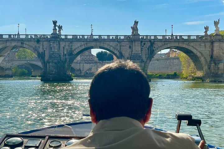 Tour de Roma a la Basílica de San Clemente Excavación y barco del río Tíber