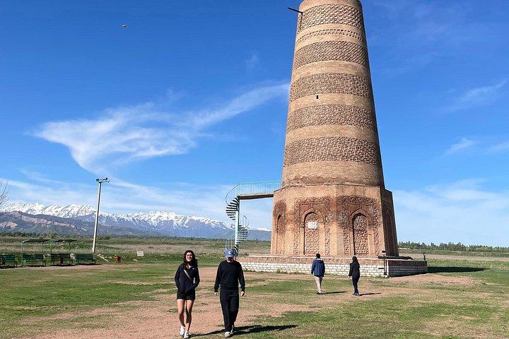 古代ブラナ塔とコノルチェク渓谷への日帰りツアー