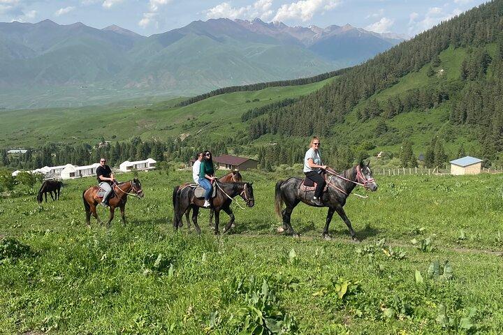Paseo panorámico a caballo por el valle de Chon Kemin con la antigua torre Burana