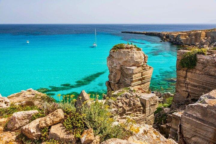 Tour Egadi Islands Favignana Levanzo med båd med frokost fra Trapani
