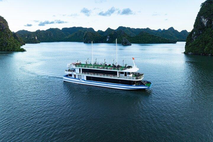 Halong Bay VIP Tagestour mit Höhlentour Kajak von Hanoi