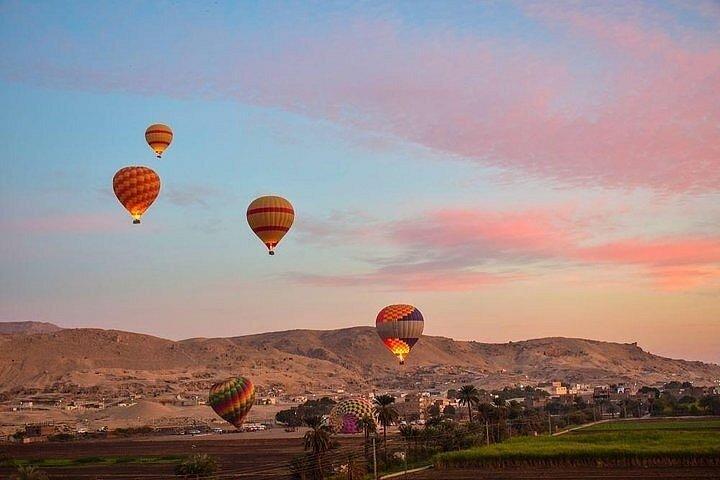 ハトシェプスト寺院上空の魔法の熱気球アドベンチャー