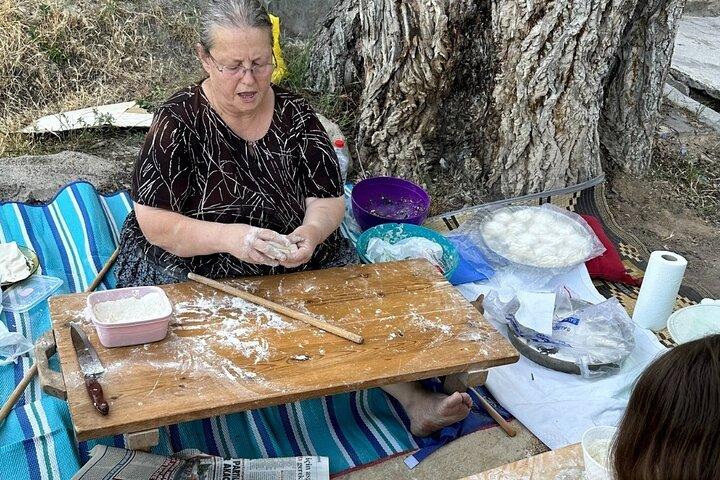 Preparazione dei pancake con una donna del posto