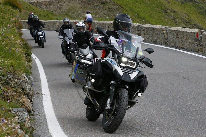 Passeio guiado de motocicleta de 1 dia no Lago Lecco e Valsassina