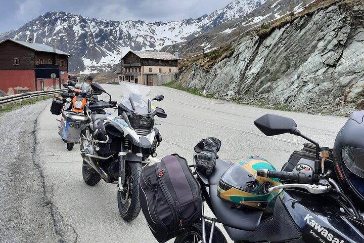 Passeio guiado de motocicleta de 1 dia no Lago Lecco e Valsassina