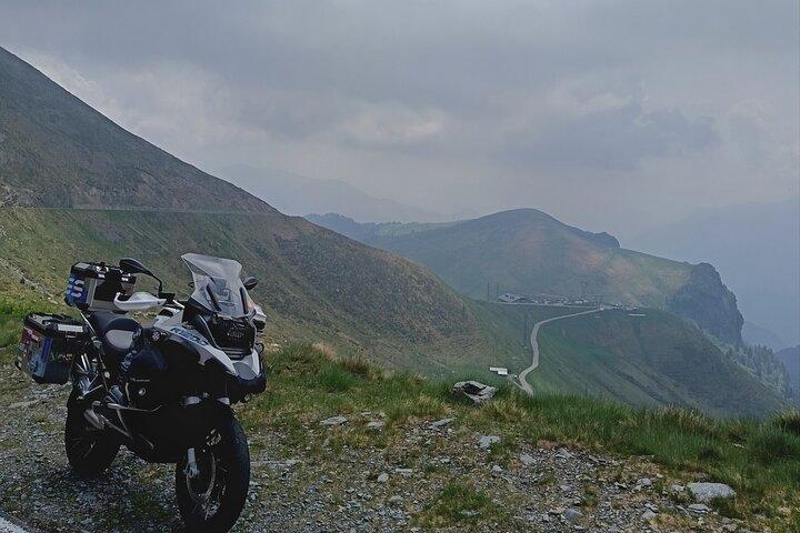 Passeio guiado de motocicleta de 1 dia no Lago Lecco e Valsassina