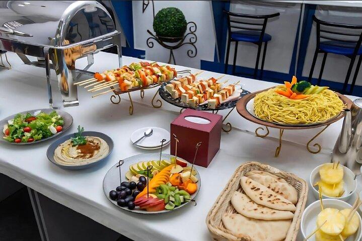 Burj Al Arab: Visite en yacht de 2 heures avec dîner barbecue et boissons