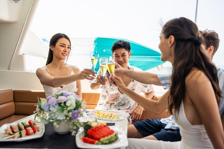 Burj Al Arab: Visite en yacht de 2 heures avec dîner barbecue et boissons