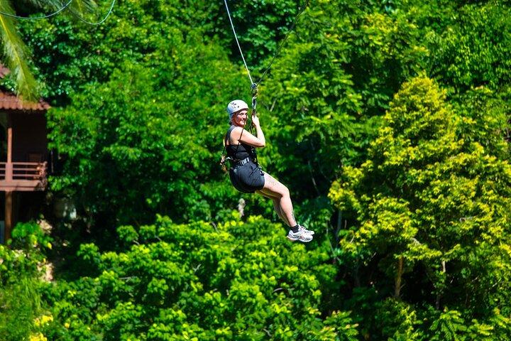 Koh Phangan Zipline Adventure avec vue sur la cascade Wang Sai