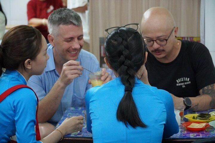 Saigon Michelin Food Tour em scooter com cavaleira | KissTour