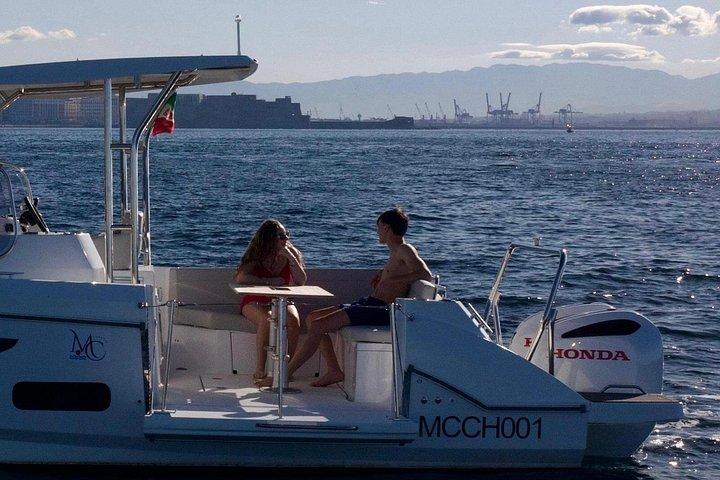 ベネトー・フライヤー9号に乗ってナポリ湾で夕焼けの食前酒を楽しむ
