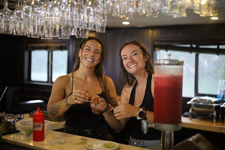 オアシスベイパーティークルーズ1泊2日、若い旅行者と楽しい