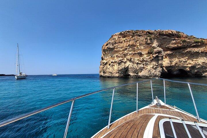 Noleggio barche private Blue Lagoon Comino Day Trip. Viaggio di 6 ore