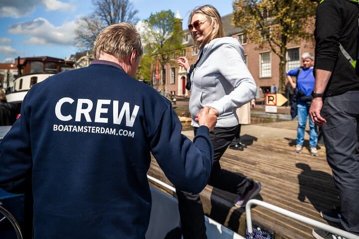 Amsterdam Canal Cruise With Live Guide and Unlimited Drinks