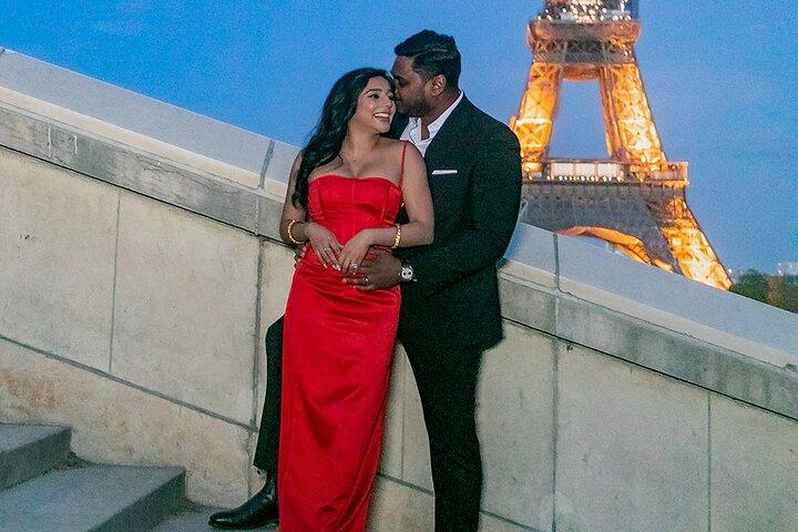 Privat guidet fotoshoot ved Eiffeltårnet i Paris