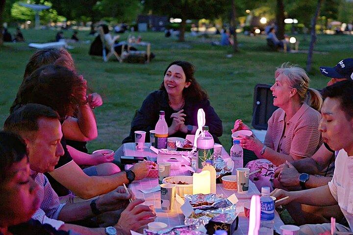 Tour nocturno por el río Han de Seúl : picnic, juegos y crucero a la luz de las estrellas