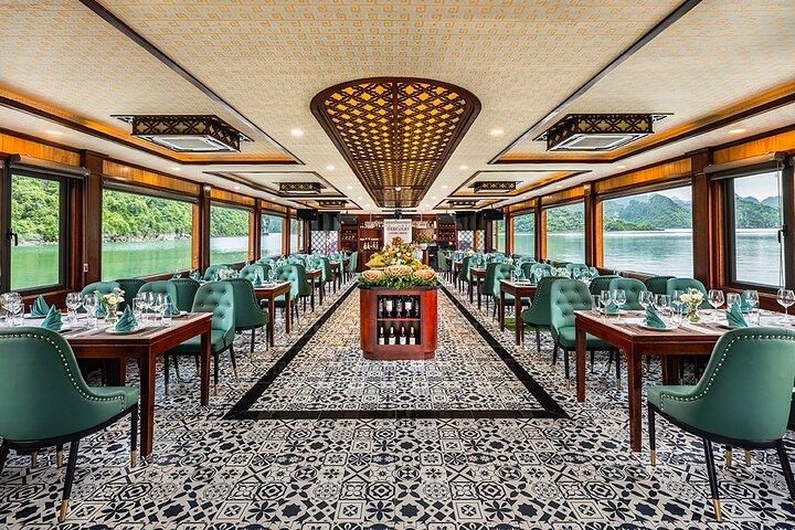 En perfekt dag i Ha Long Bay: Cruise, udforske, ø og slappe af