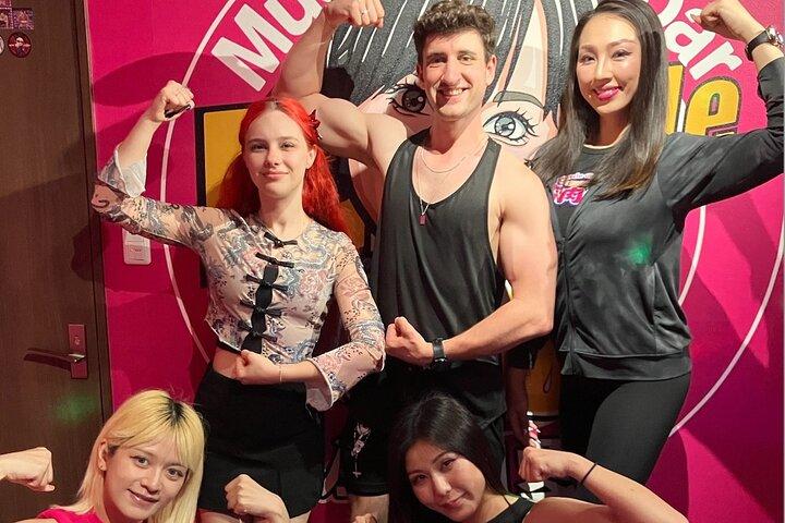 Trinken Sie nach Herzenslust mit den Muscular Girls in Osaka