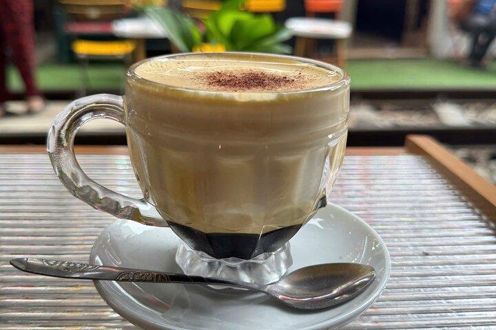 Hanoi Train Street Walk en Hidden Heritage House Coffee Workshop