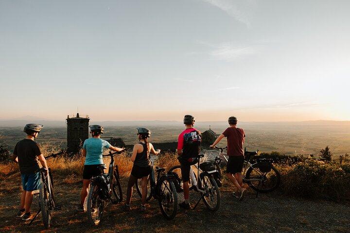 Cortona - Paseo al atardecer en bicicleta eléctrica por el pueblo + degustación de pizza