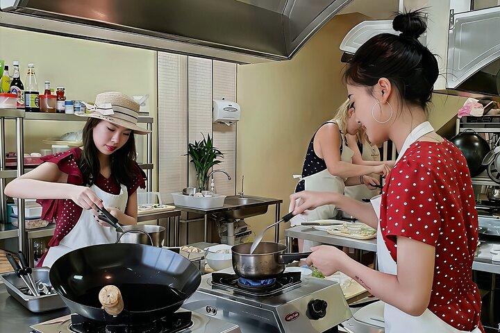 Thai Cooking Class med Market Visit af Maliwan