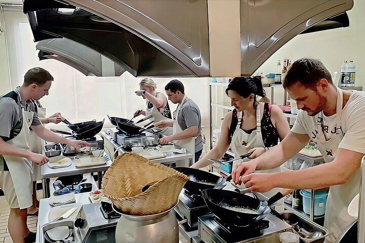 Clase de cocina tailandesa con visita al mercado de Maliwan