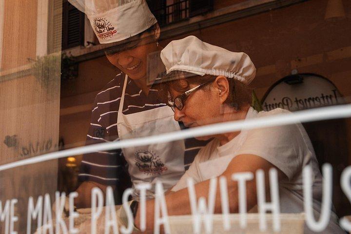 ローマフードツアー：トラステヴェレ＆カンポ・デ・フィオーリ小グループ