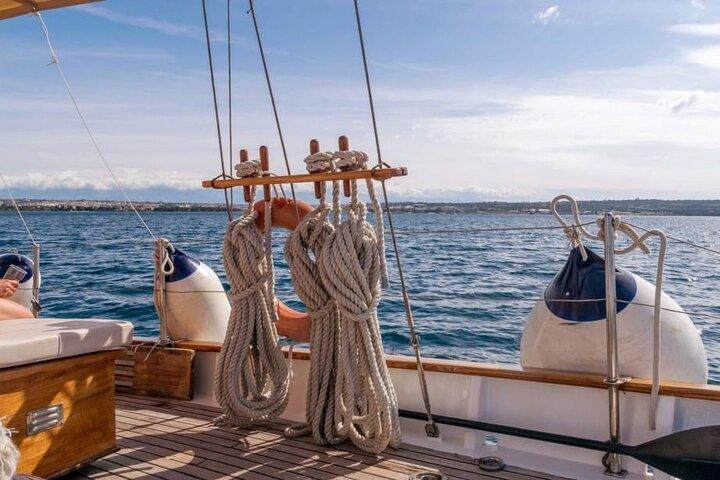 Zadar : ダルマチアプラッター付き木製ボートクルーズ