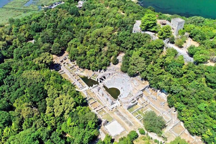 ヴロラ、ブトリント、サランダ、ブルーアイのアルバニア南部日帰りツアー