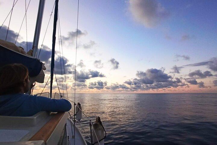 Experiencia privada de vela al atardecer desde Cala Galdana